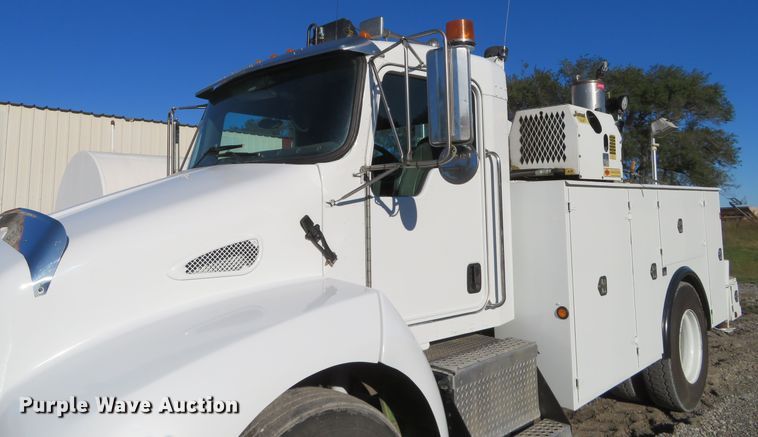 image for item FV9233 2003 Kenworth T300 service truck