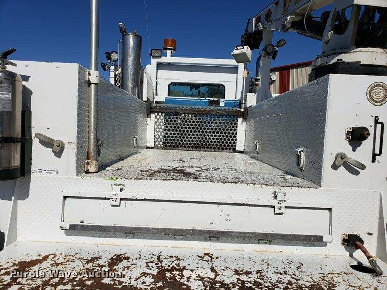 image for item FV9233 2003 Kenworth T300 service truck