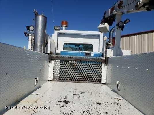 image for item FV9233 2003 Kenworth T300 service truck