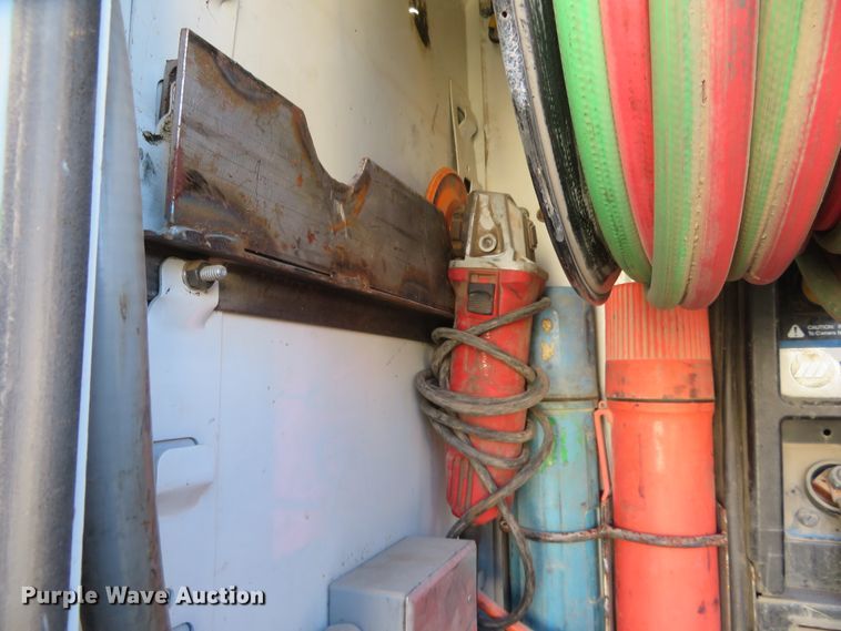 image for item FV9233 2003 Kenworth T300 service truck