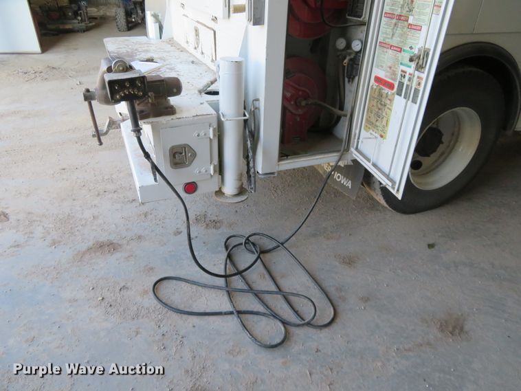 image for item FV9233 2003 Kenworth T300 service truck