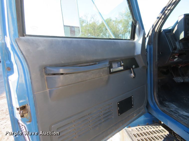 image for item FV9234 1994 Chevrolet Kodiak C6500 flatbed truck