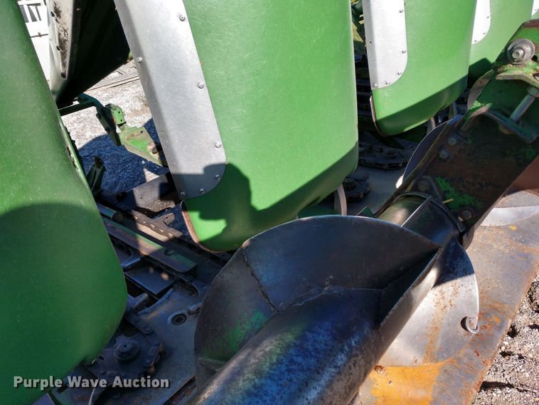 image for item FV9241 1999 John Deere 1293 corn head