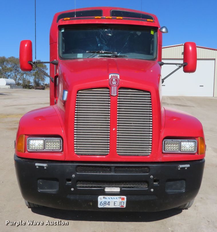 image for item H1142 2007 Kenworth T600 semi truck