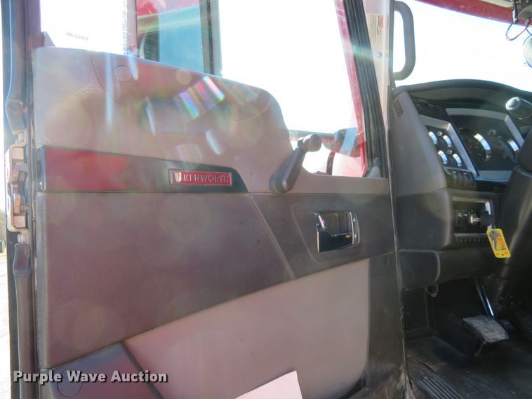 image for item H1142 2007 Kenworth T600 semi truck