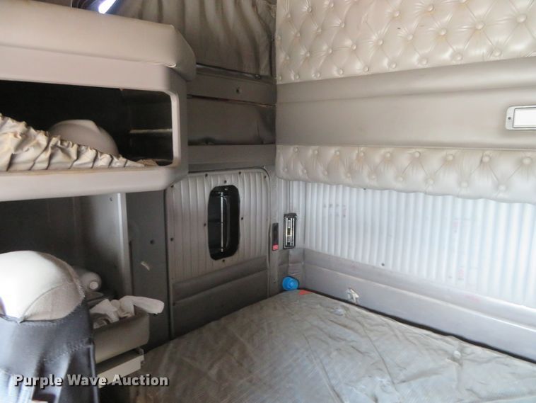 image for item H1142 2007 Kenworth T600 semi truck