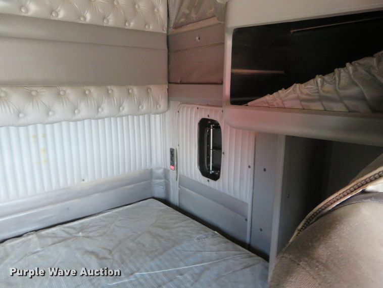 image for item H1142 2007 Kenworth T600 semi truck