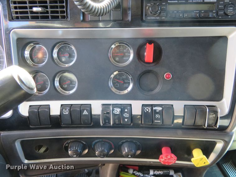 image for item H1142 2007 Kenworth T600 semi truck