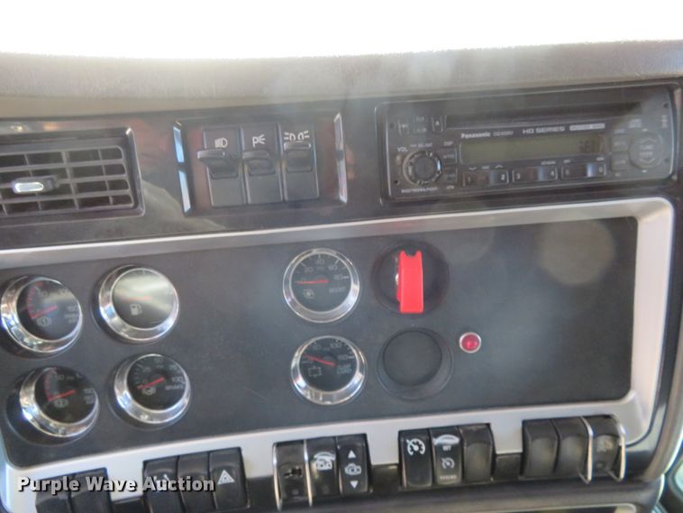 image for item H1142 2007 Kenworth T600 semi truck