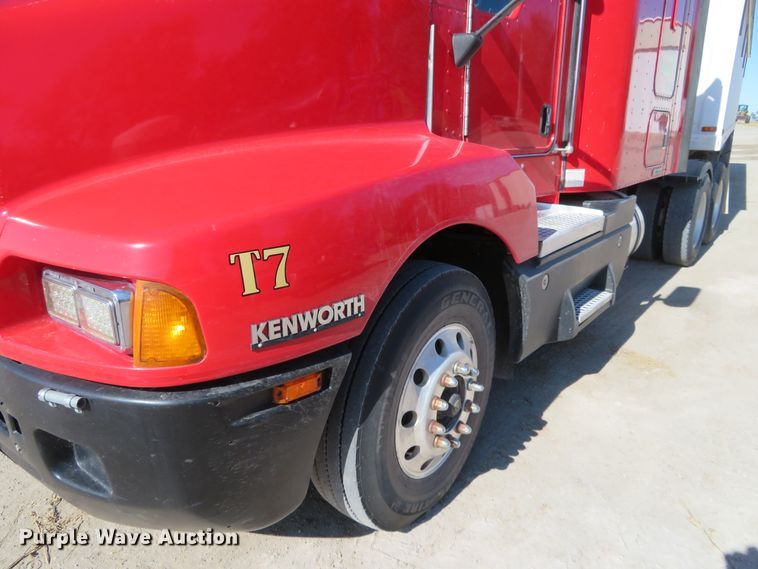 image for item H1142 2007 Kenworth T600 semi truck