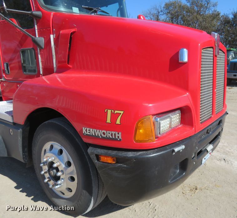 image for item H1142 2007 Kenworth T600 semi truck