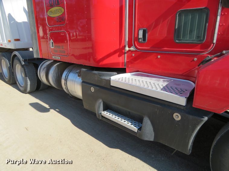 image for item H1142 2007 Kenworth T600 semi truck