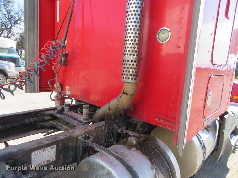 image for item H1142 2007 Kenworth T600 semi truck