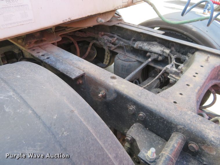 image for item H1142 2007 Kenworth T600 semi truck