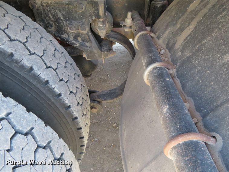 image for item H1142 2007 Kenworth T600 semi truck