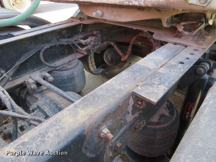 image for item H1142 2007 Kenworth T600 semi truck