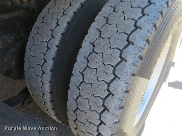 image for item H1142 2007 Kenworth T600 semi truck