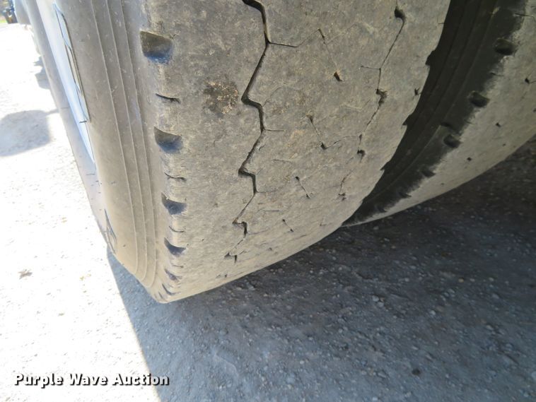 image for item H1142 2007 Kenworth T600 semi truck