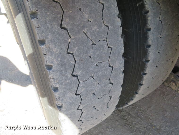 image for item H1142 2007 Kenworth T600 semi truck