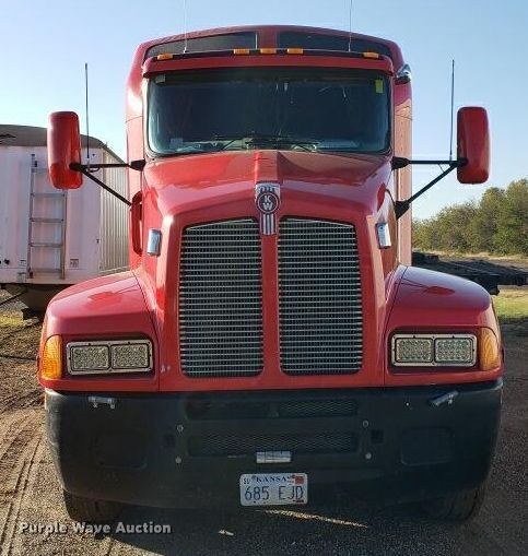image for item H1143 2007 Kenworth T600 semi truck