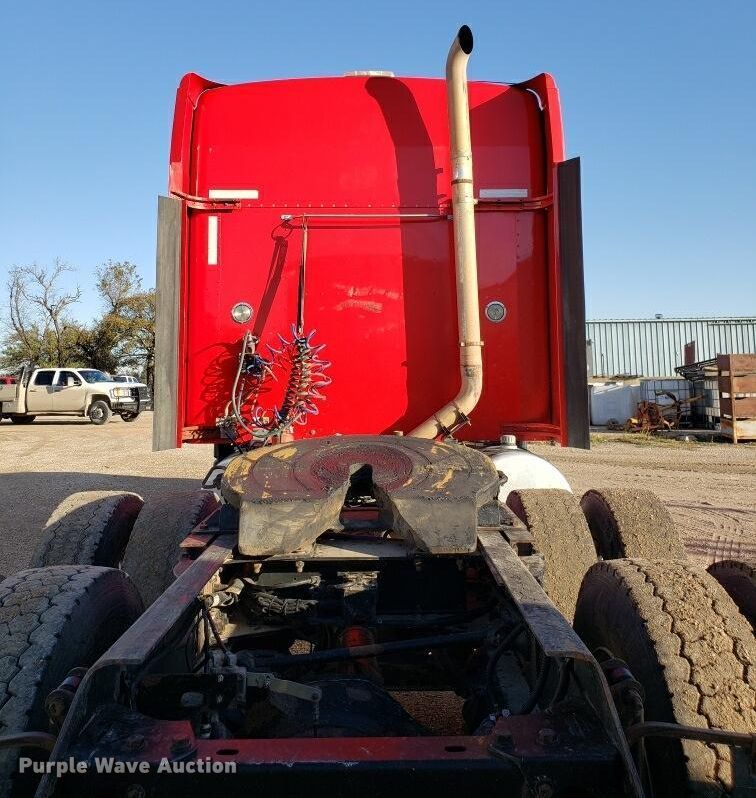 image for item H1143 2007 Kenworth T600 semi truck