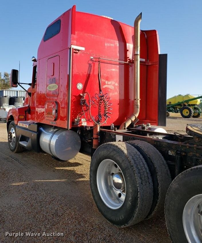 image for item H1143 2007 Kenworth T600 semi truck