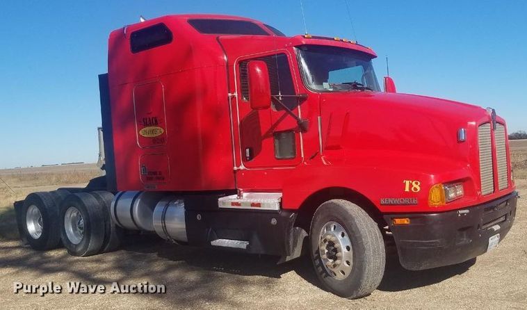 image for item H1143 2007 Kenworth T600 semi truck