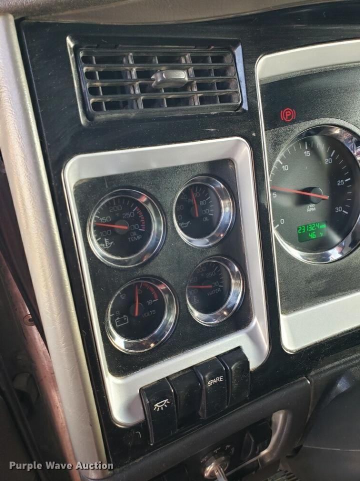 image for item H1143 2007 Kenworth T600 semi truck