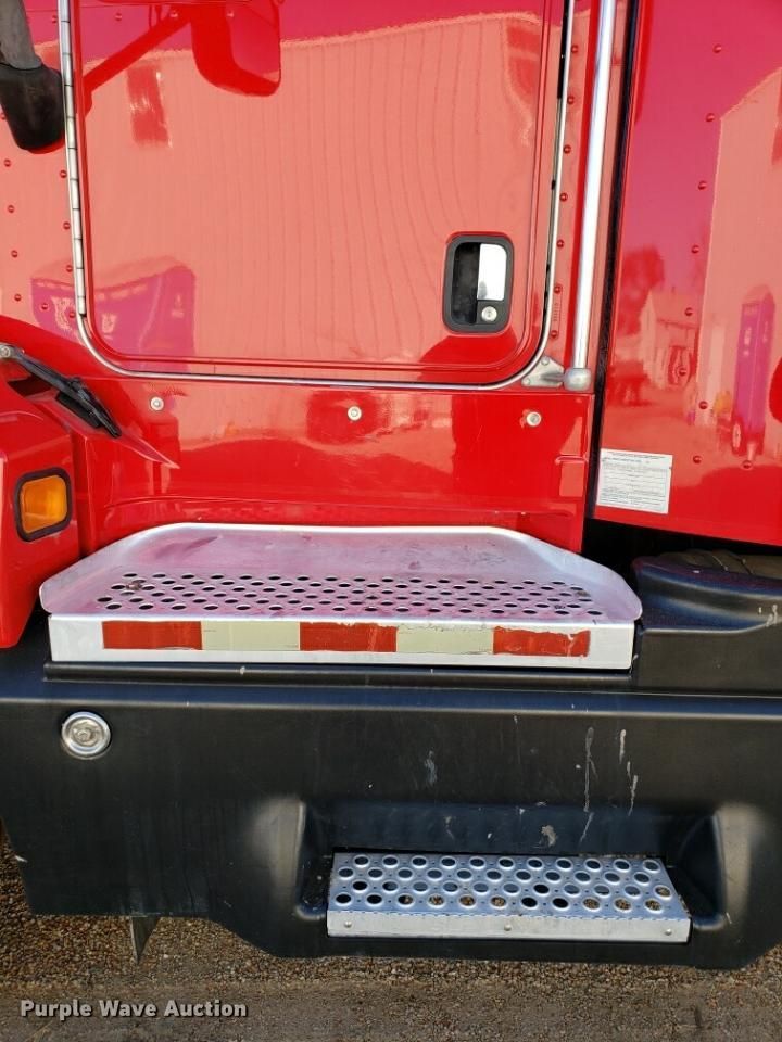 image for item H1143 2007 Kenworth T600 semi truck