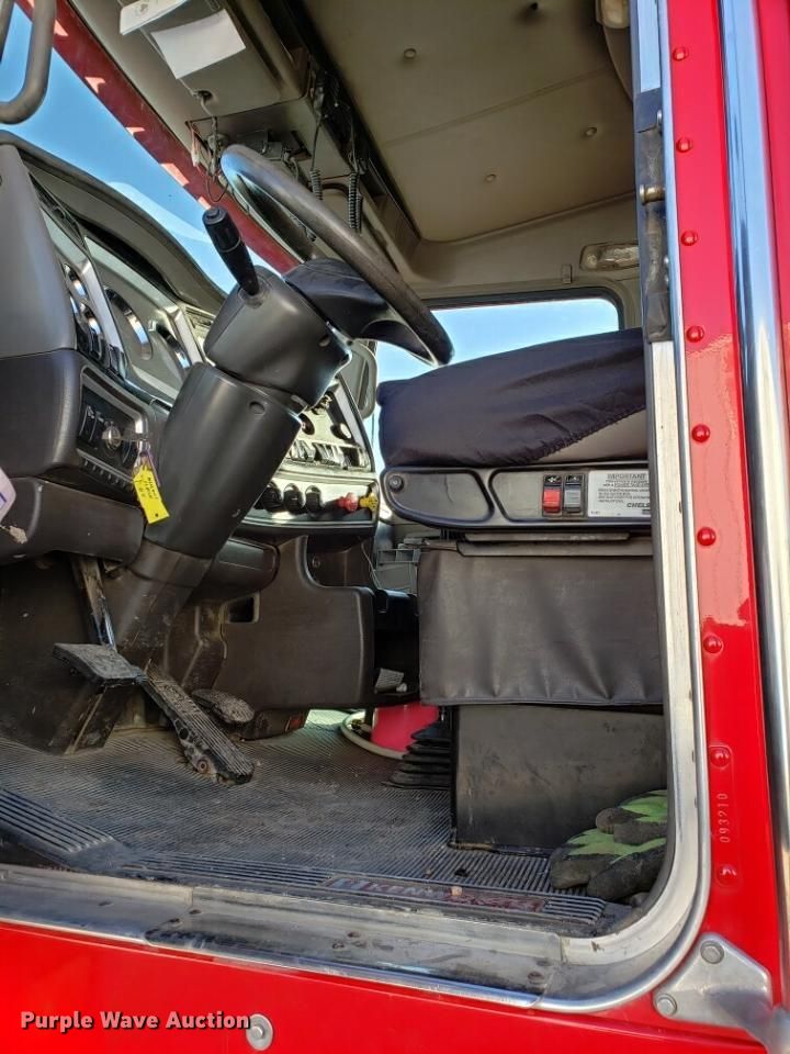 image for item H1143 2007 Kenworth T600 semi truck