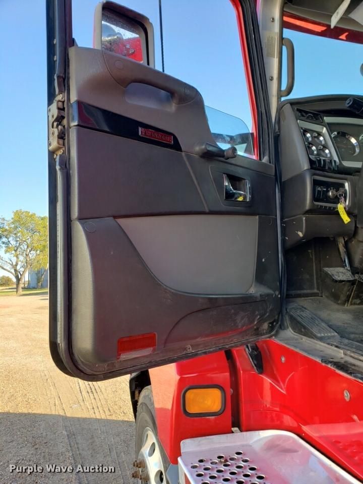 image for item H1143 2007 Kenworth T600 semi truck