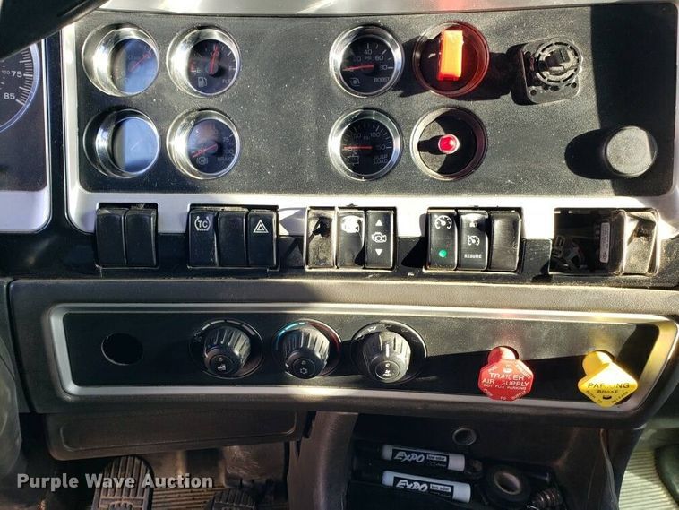 image for item H1143 2007 Kenworth T600 semi truck