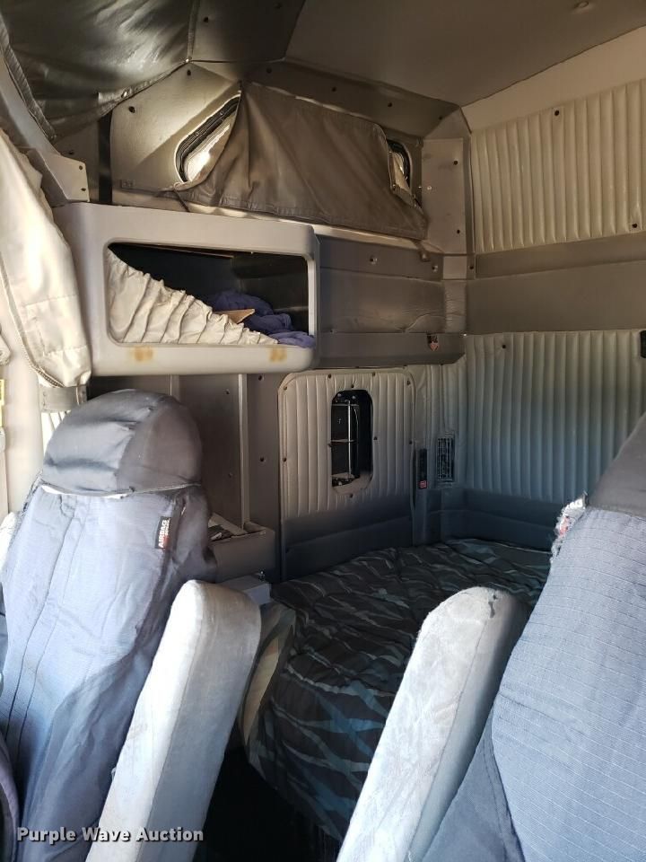 image for item H1143 2007 Kenworth T600 semi truck