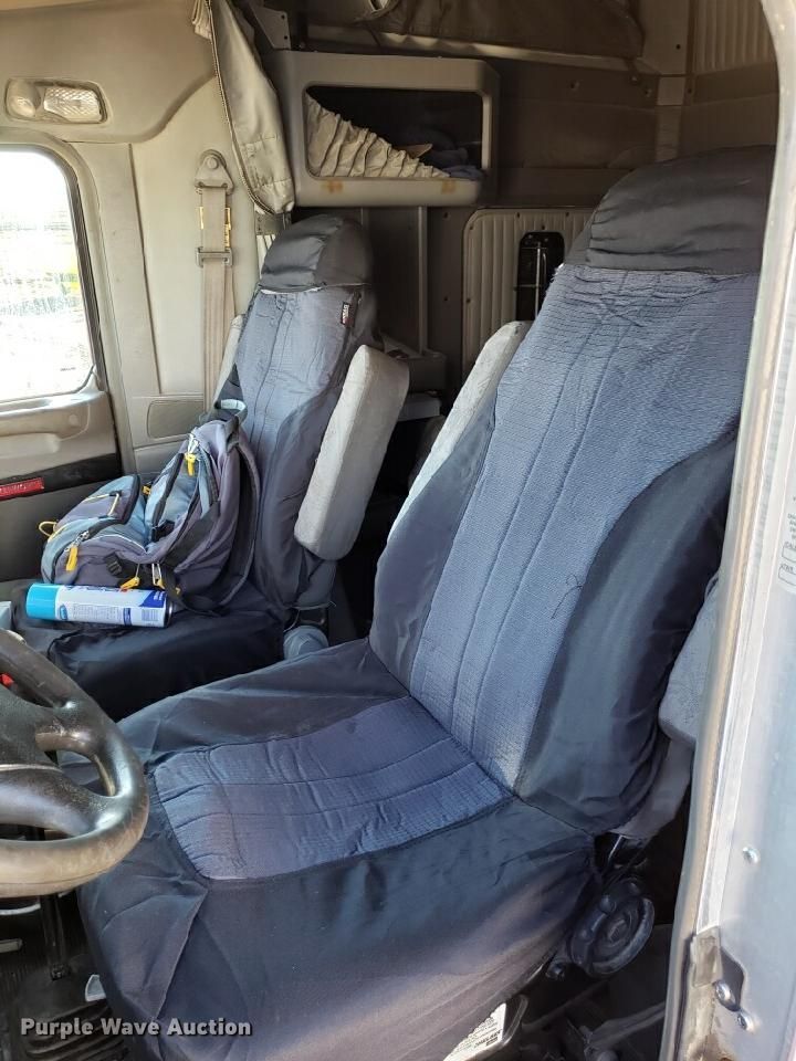 image for item H1143 2007 Kenworth T600 semi truck