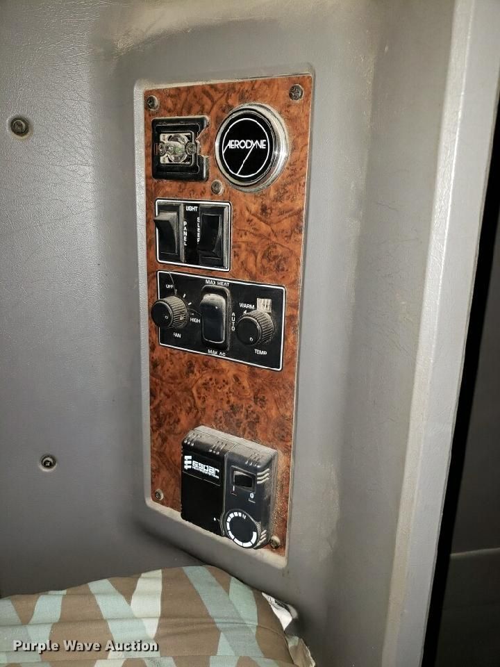 image for item H1143 2007 Kenworth T600 semi truck