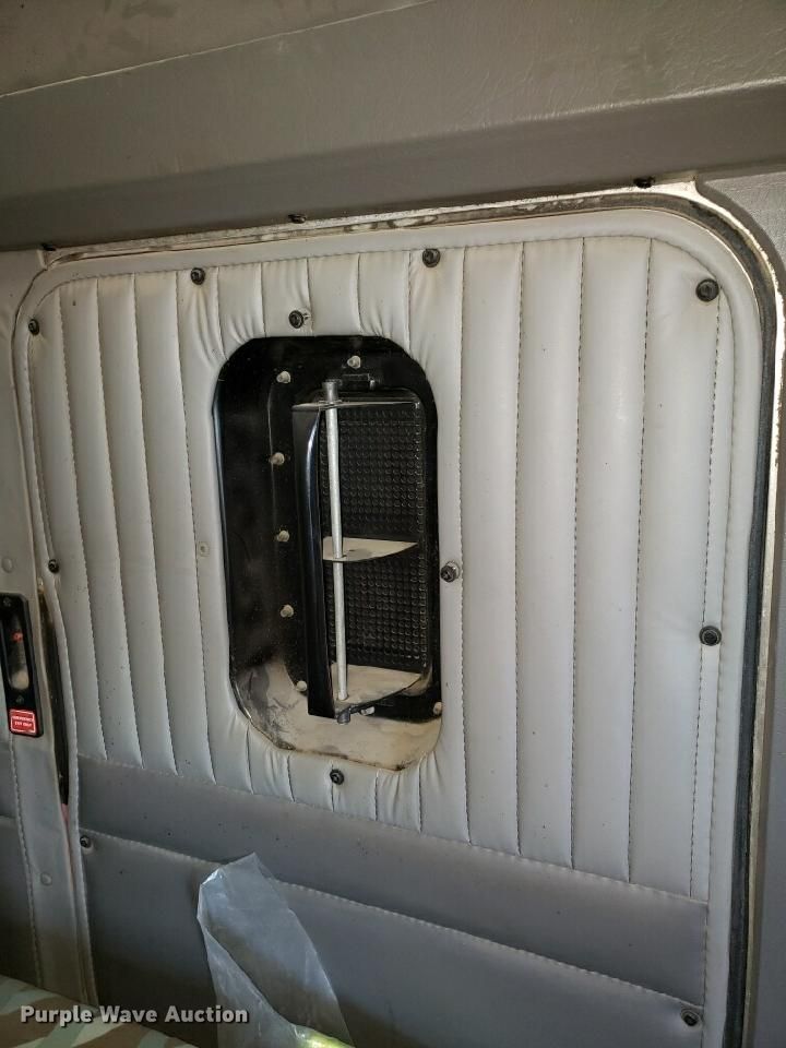 image for item H1143 2007 Kenworth T600 semi truck