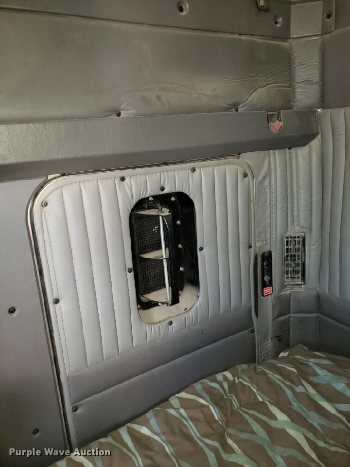 image for item H1143 2007 Kenworth T600 semi truck