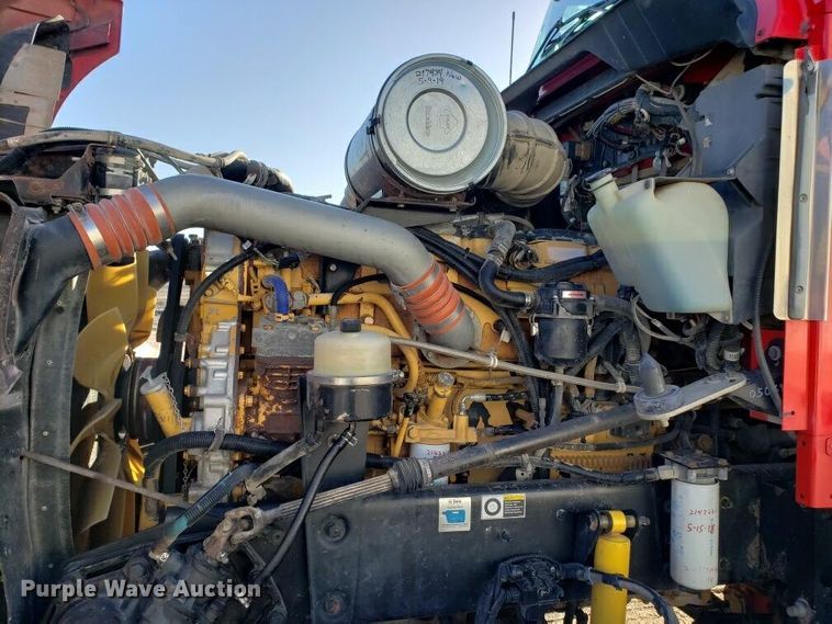 image for item H1143 2007 Kenworth T600 semi truck