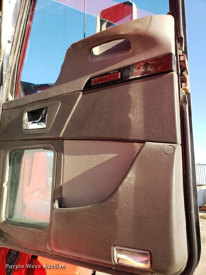 image for item H1143 2007 Kenworth T600 semi truck