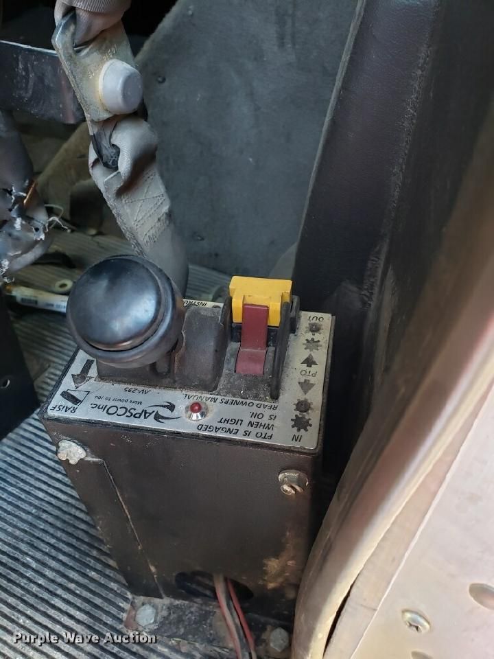 image for item H1143 2007 Kenworth T600 semi truck