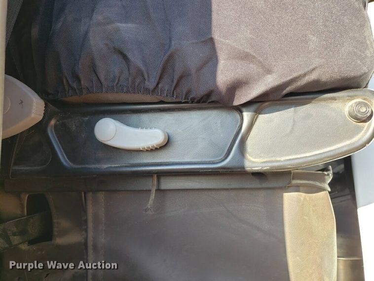 image for item H1143 2007 Kenworth T600 semi truck