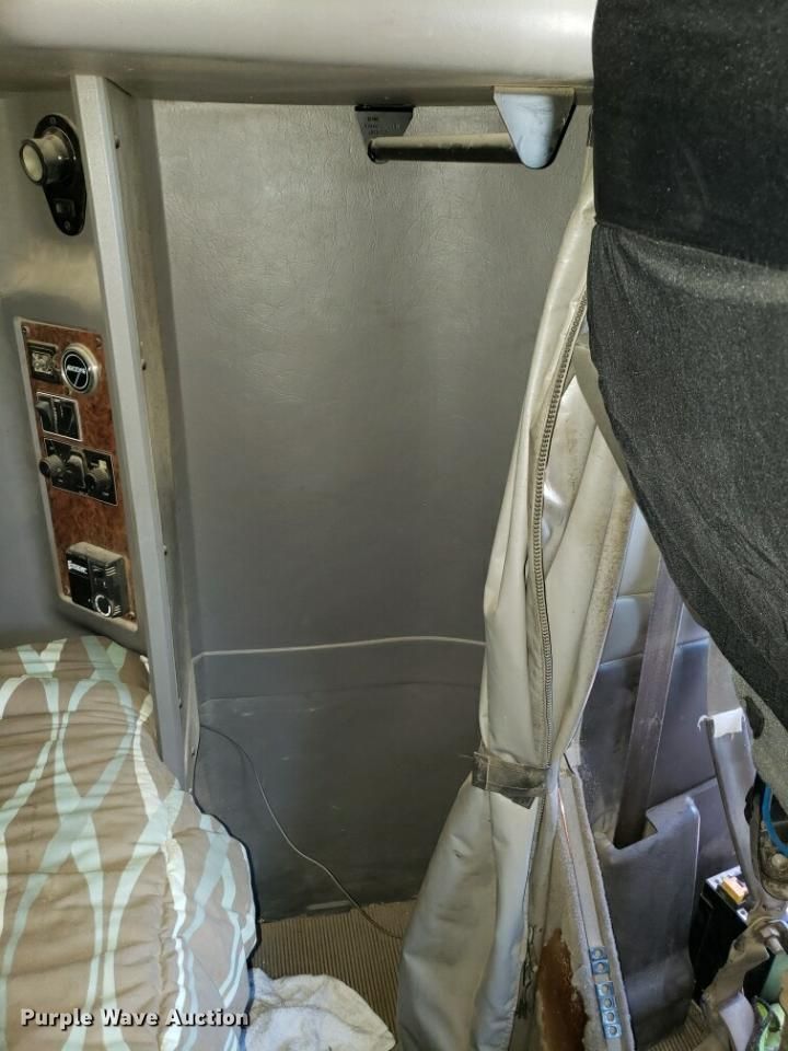 image for item H1143 2007 Kenworth T600 semi truck