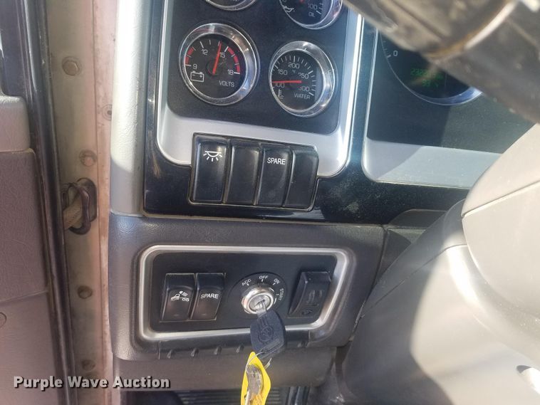 image for item H1143 2007 Kenworth T600 semi truck