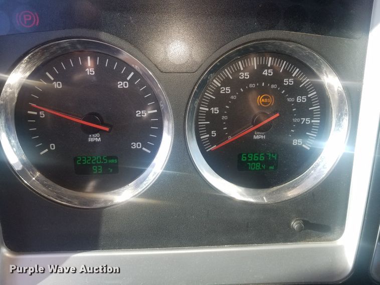 image for item H1143 2007 Kenworth T600 semi truck