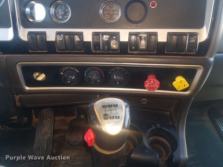 image for item H1143 2007 Kenworth T600 semi truck