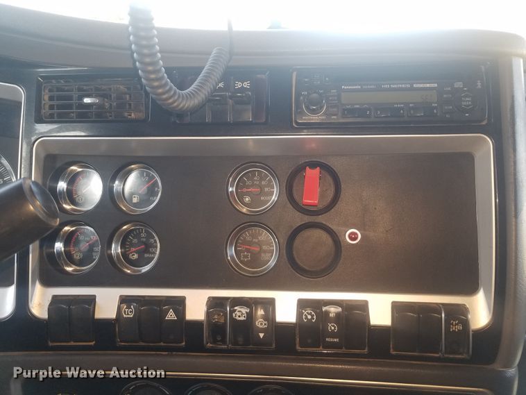 image for item H1143 2007 Kenworth T600 semi truck