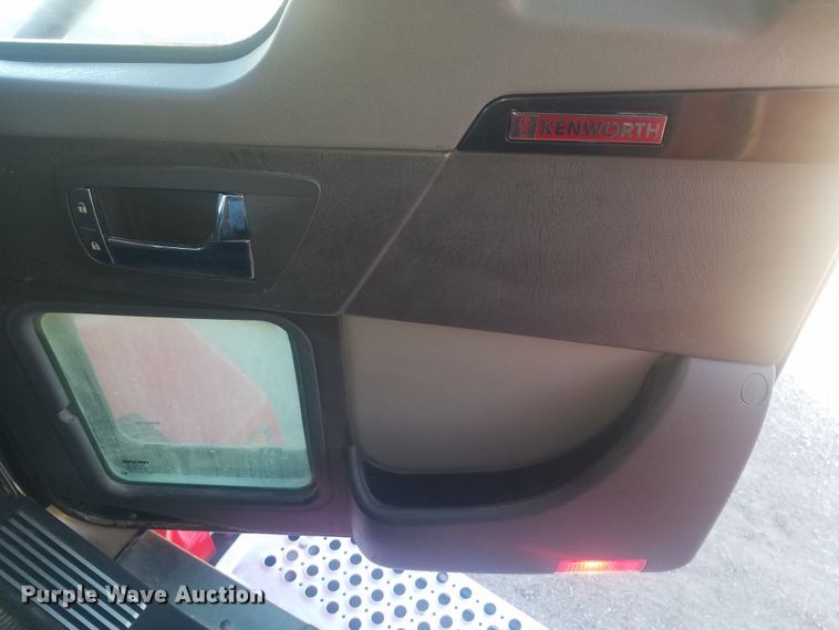 image for item H1143 2007 Kenworth T600 semi truck