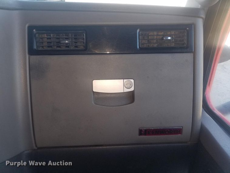 image for item H1143 2007 Kenworth T600 semi truck