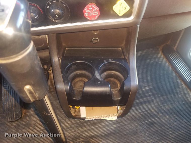 image for item H1143 2007 Kenworth T600 semi truck