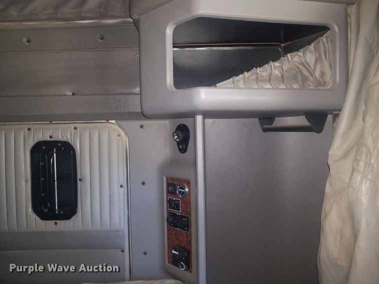 image for item H1143 2007 Kenworth T600 semi truck